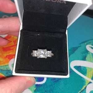 3-stone fashion ring